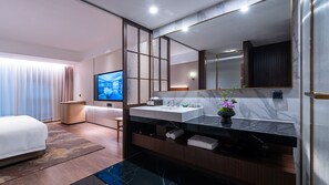 Habitación Royal, 1 cama King size (Block B Royale King Size, Non-smoking) | Edredón, minibar, caja de seguridad en la habitación y escritorio 