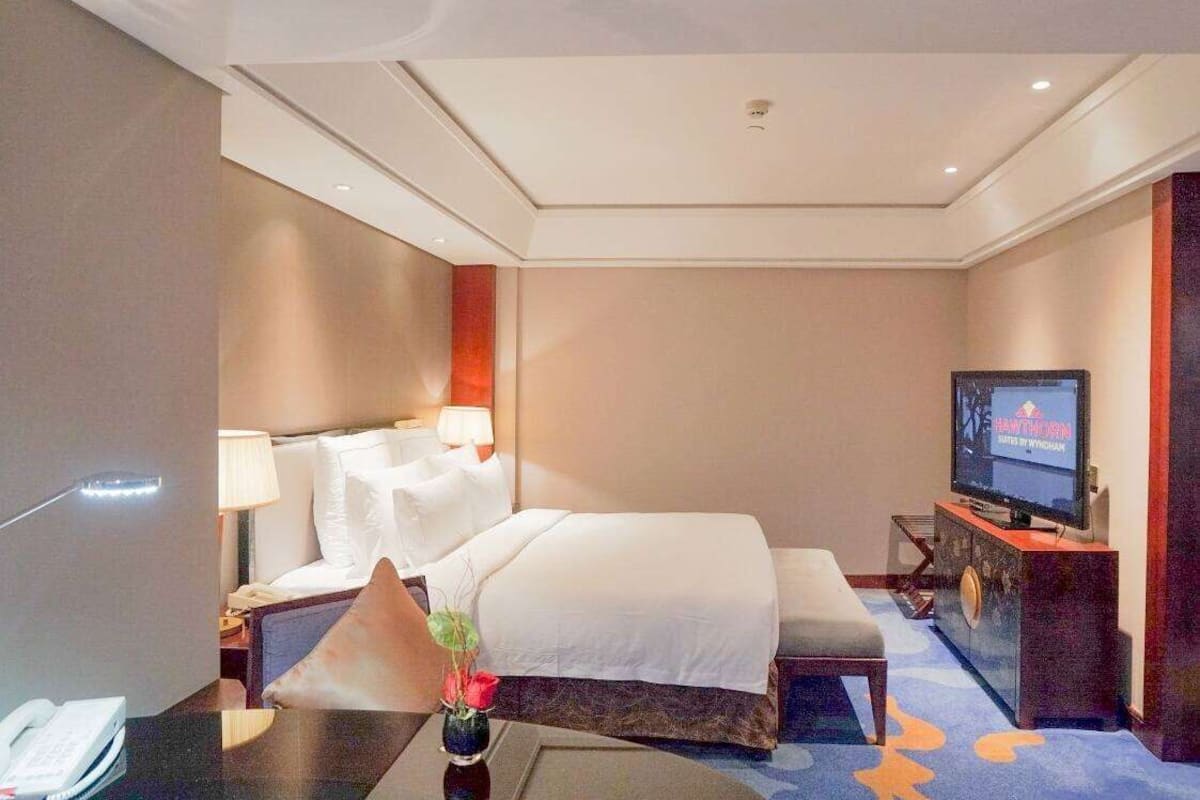 Room, 1 King Bed (Studio) | Minibar, in-room safe, desk, blackout drapes