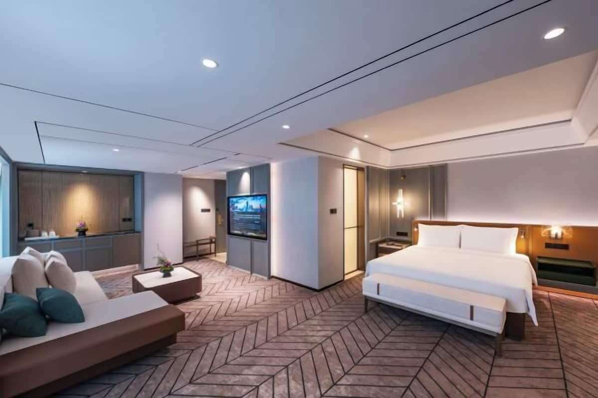 Down duvets, minibar, in-room safe, desk