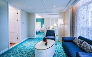 Minibar, Zimmersafe, Schreibtisch, Verdunkelungsvorhänge