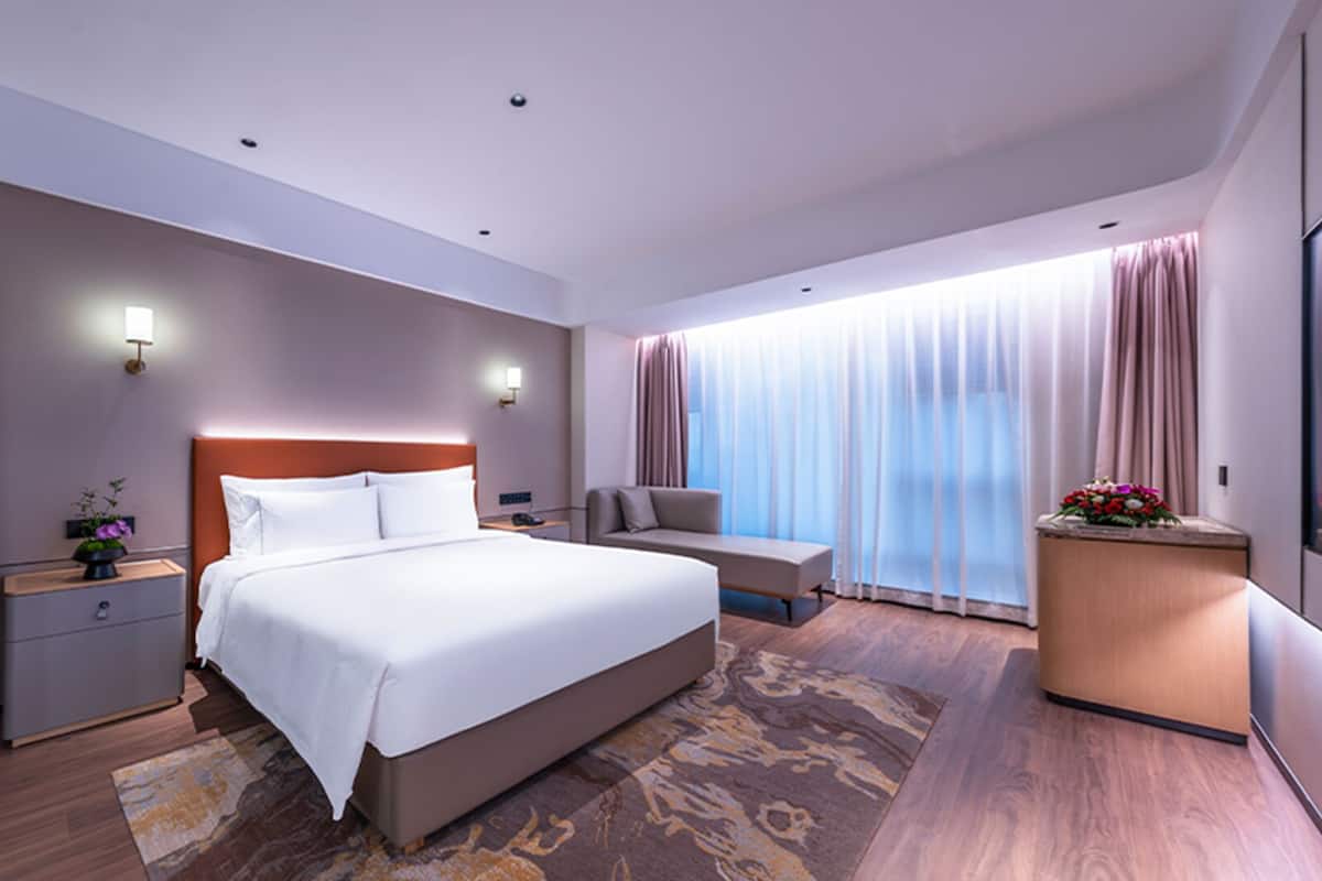 Habitación Royal, 1 cama King size (Block B Royale King Size, Non-smoking) | Minibar, caja de seguridad en la habitación y escritorio