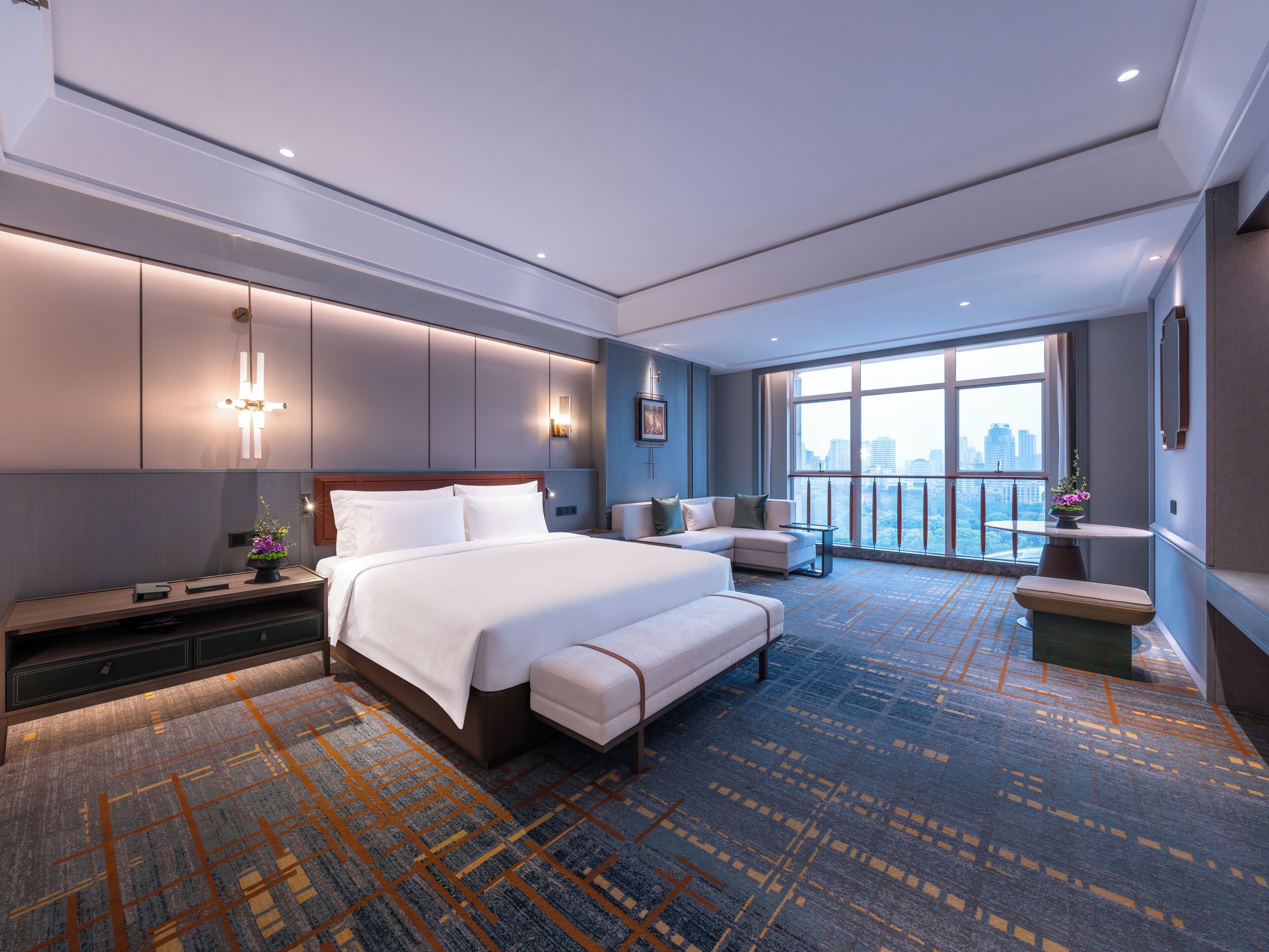 Habitación (City View 1 King Bed Room) | Minibar, caja de seguridad en la habitación y escritorio 