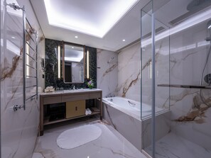 Kamer (City View 1 King Bed Room) | Donzen dekbedden, een minibar, een kluis op de kamer, een bureau