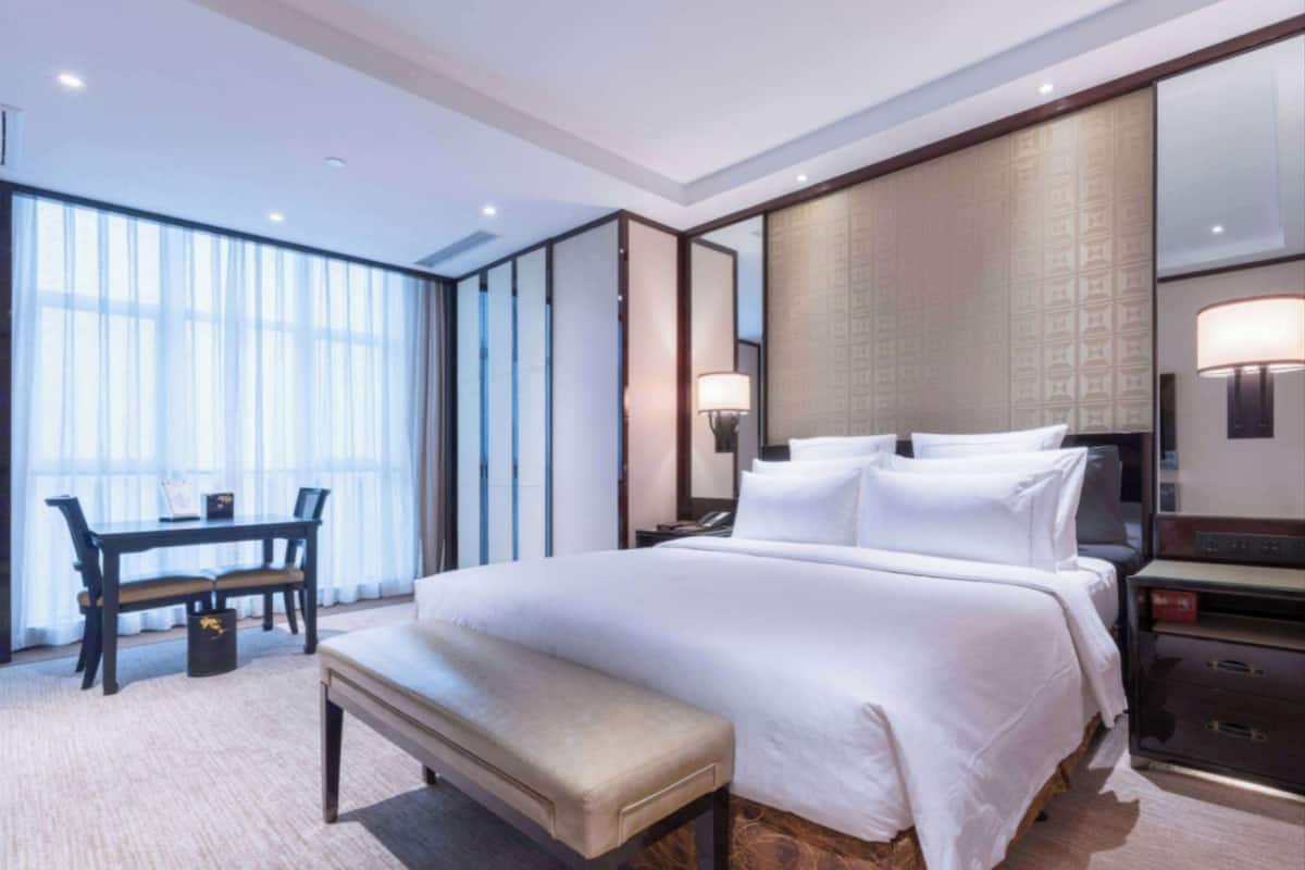 Executive Suite, 1 King Bed | Minibar, in-room safe, desk, blackout drapes