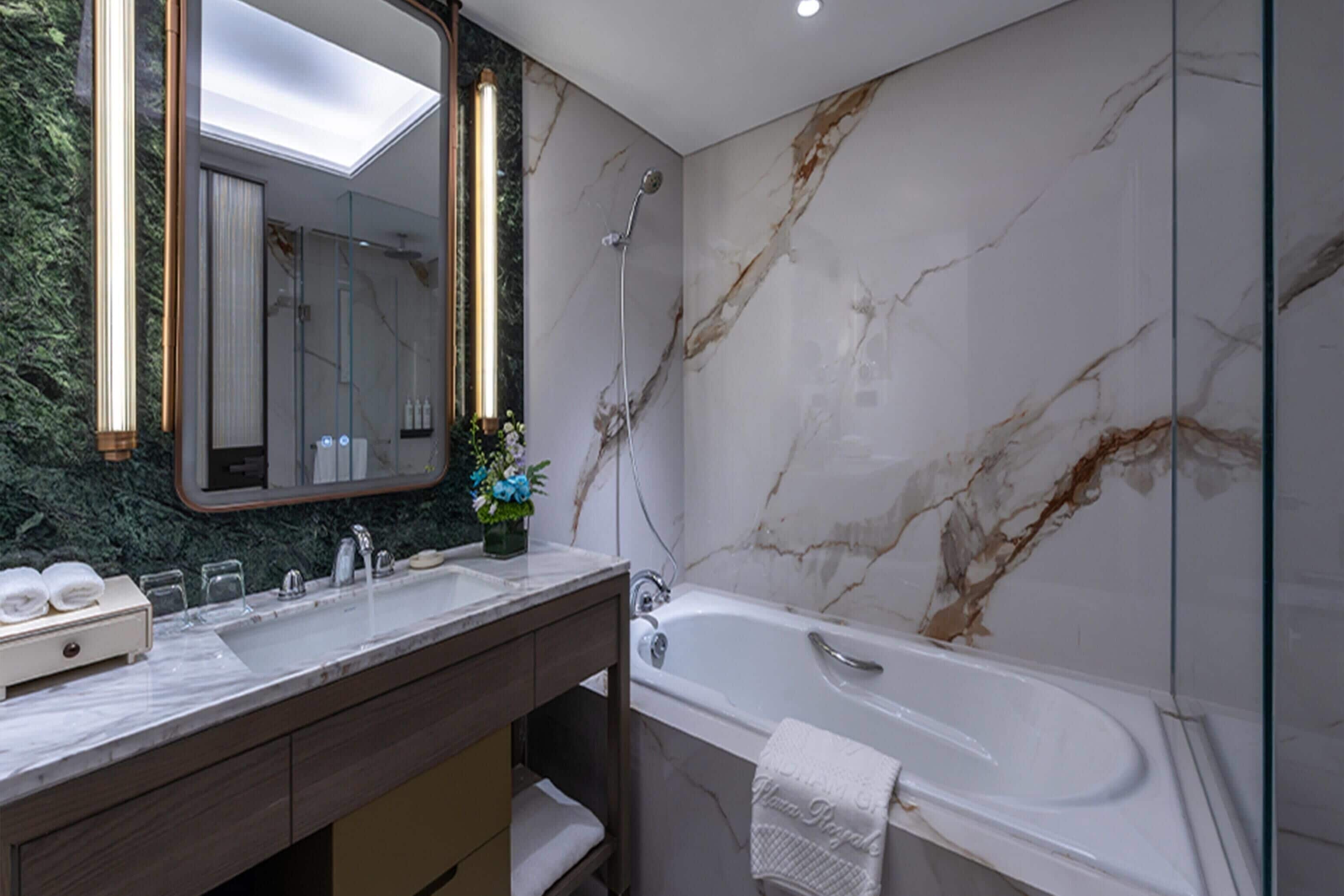 Room, 2 Twin Beds, City View | Bathroom | Shower, free toiletries, hair dryer, towels