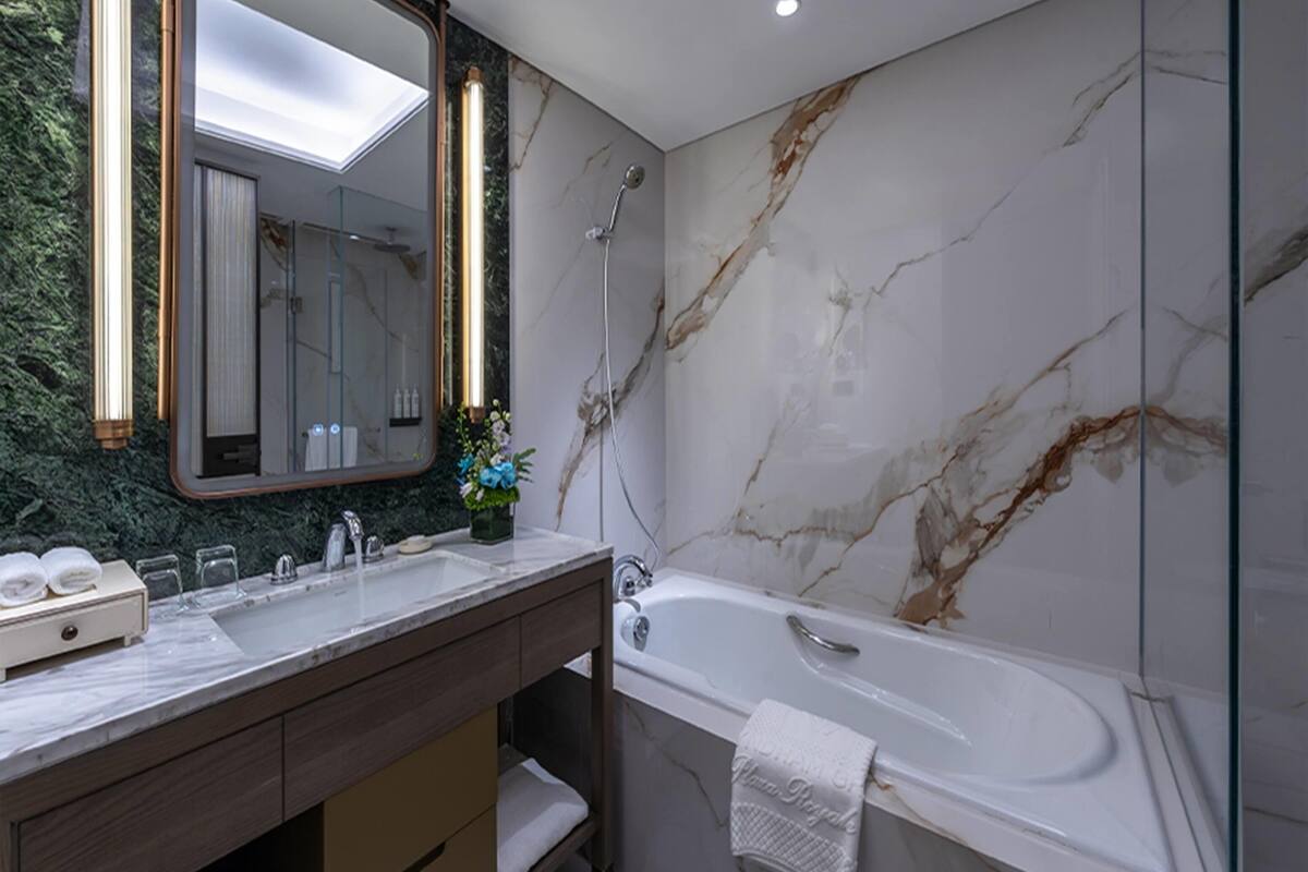 Room, 2 Single Beds, City View | Bathroom | Shower, rainfall showerhead, free toiletries, hair dryer