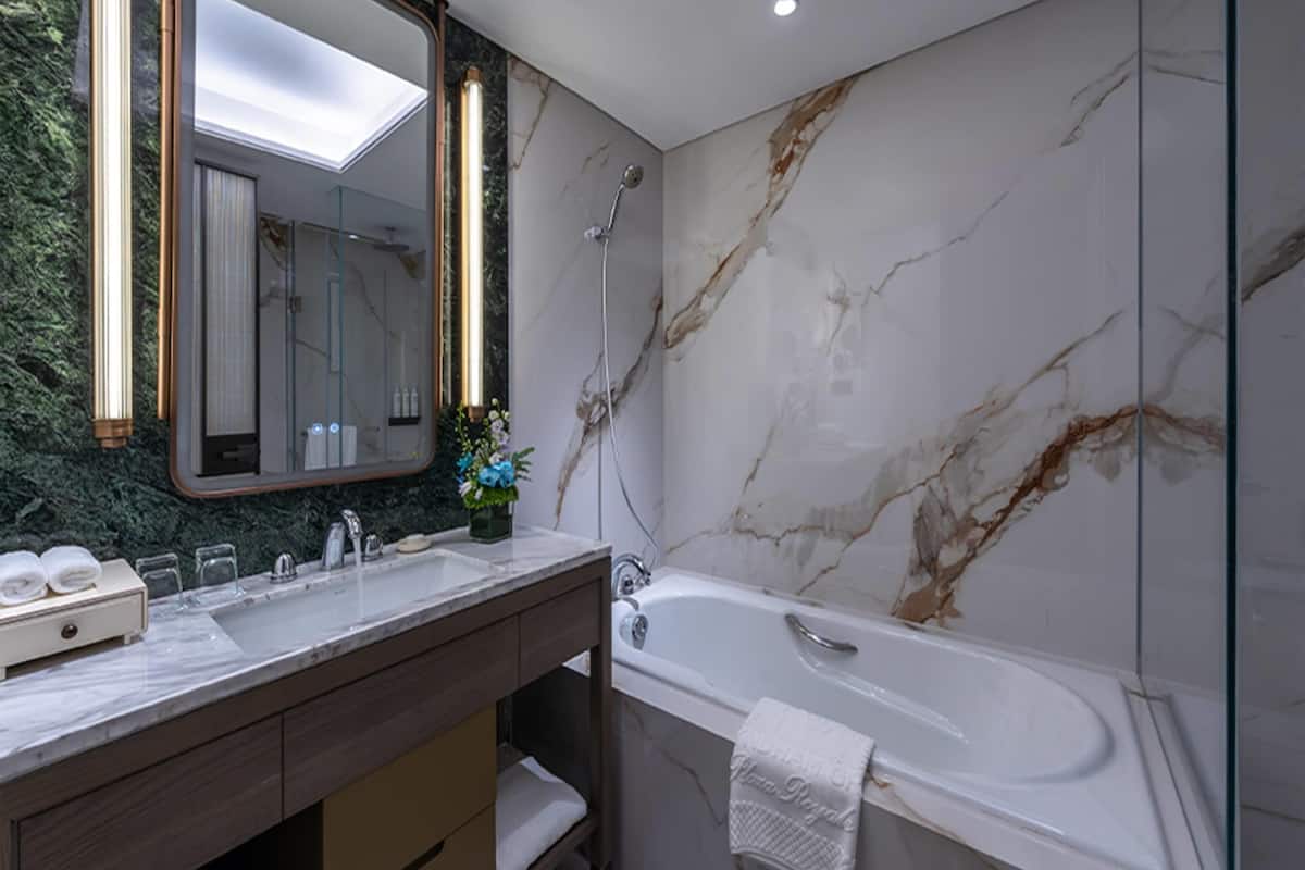 Room, 2 Twin Beds, City View | Bathroom | Shower, free toiletries, hair dryer, towels