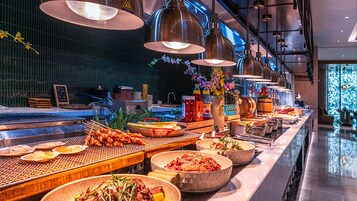 供应午餐和晚餐