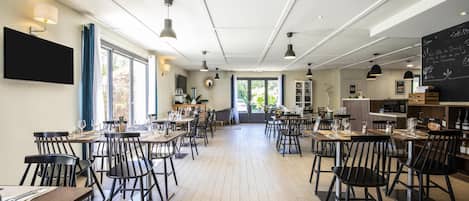 Petit déjeuner et dßner servis sur place, spécialités Cuisine française