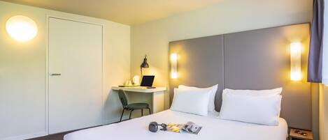 Ropa de cama de alta calidad, escritorio y cortinas blackout