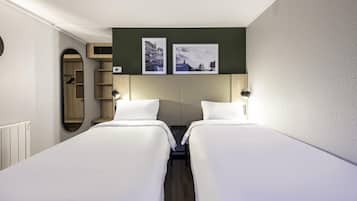 Literie de qualité supérieure, bureau, rideaux occultants