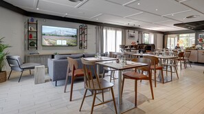 朝食、ランチ、ディナーに営業 (フランス料理)