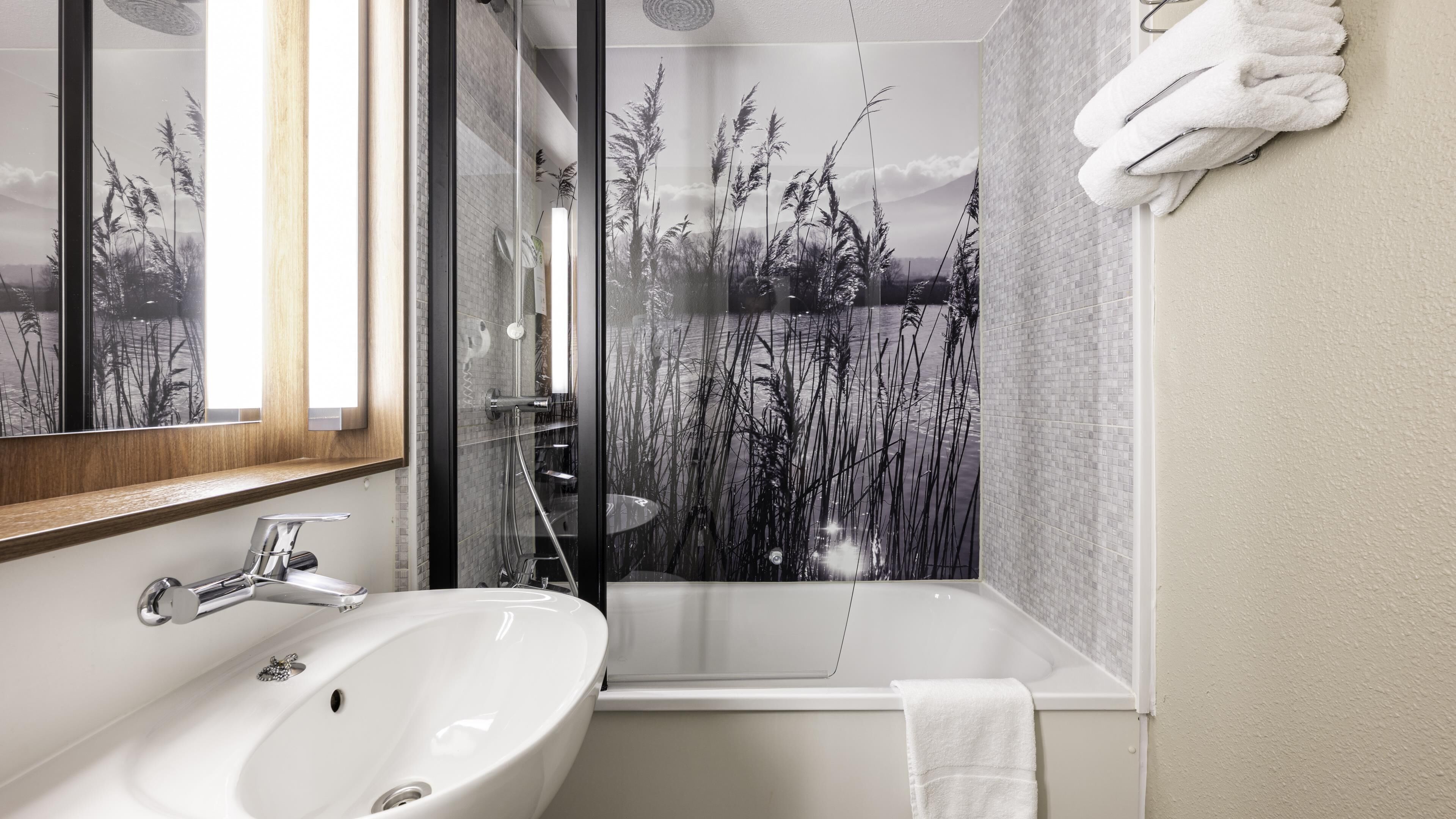  milieuvriendelijk toiletgerief, een haardroger, handdoeken