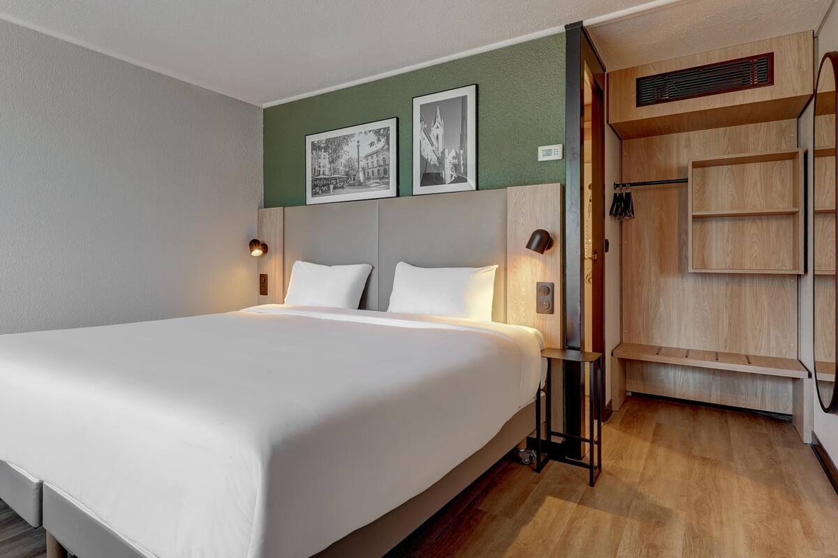 Standard Room, 1 Queen Bed