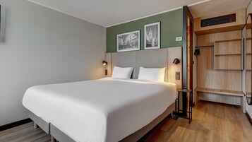 Standard Room, 1 Queen Bed | Premium bedding, desk, blackout drapes, soundproofing