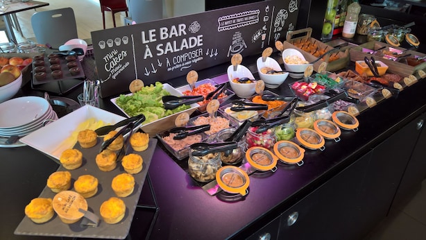 Un buffet proposant une variété de plats et de petits gâteaux.