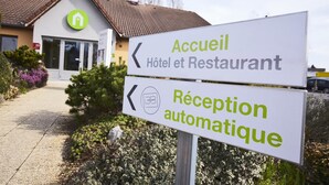 Un panneau indiquant la direction de l’hôtel et du restaurant, ainsi qu’un système d’accueil automatisé.