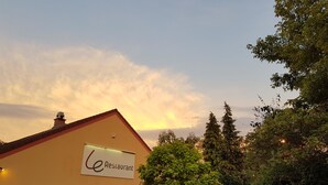 Un restaurant amb façana groga i un rètol que diu "le Restaurant".