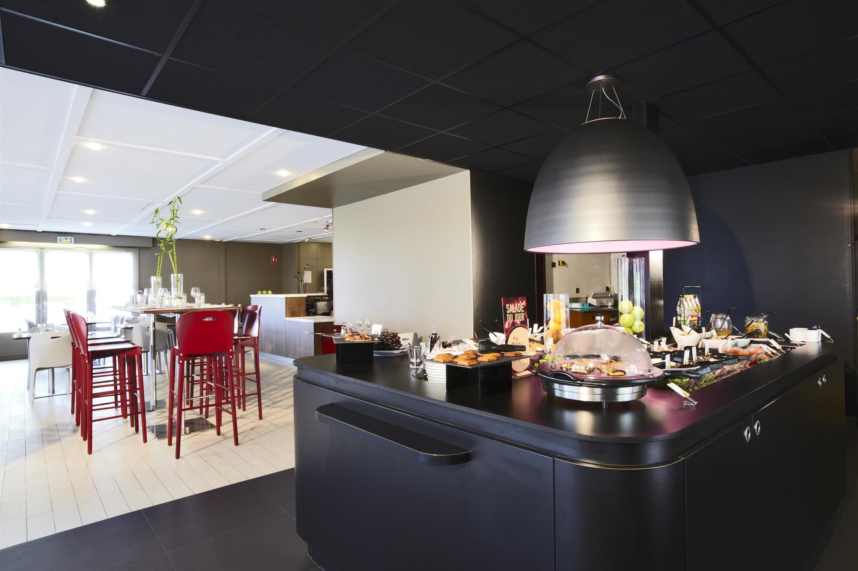 Lunch and dinner served, French cuisine