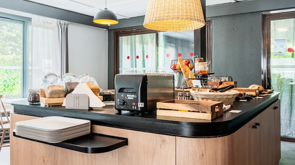 Breakfast, lunch, dinner served; French cuisine 