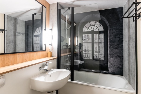 Combined shower/tub, eco-friendly toiletries, hair dryer, towels
