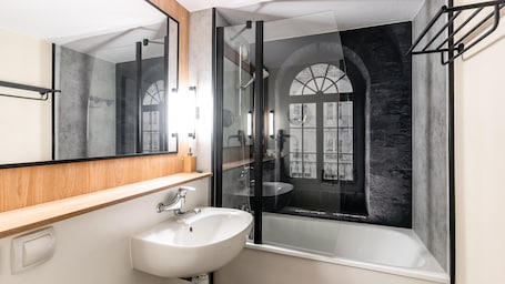 Combined shower/bathtub, eco-friendly toiletries, hair dryer, towels. Campanile NATURE - Thionville Yutz