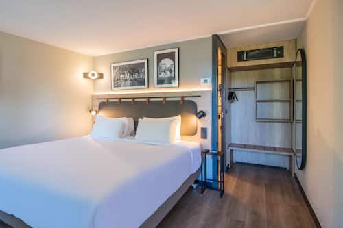 Superior Room, 1 King Bed | Premium bedding, desk, blackout curtains, iron/ironing board