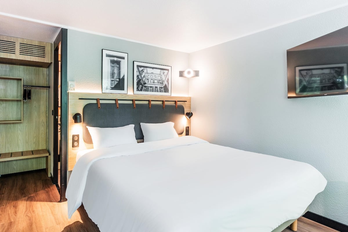 Habitación estándar, 1 cama de matrimonio | Ropa de cama de alta calidad, escritorio, cortinas opacas