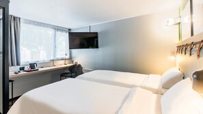 Habitación estándar, 2 camas individuales | Ropa de cama de alta calidad, escritorio, cortinas opacas