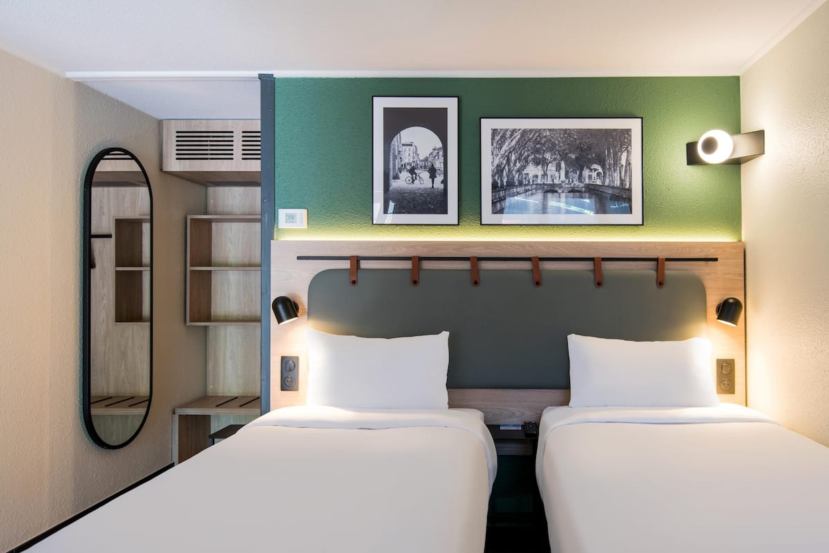 Standard Room, 2 Twin Beds | Premium bedding, desk, blackout drapes, iron/ironing board