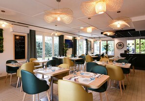 S'hi serveixen esmorzars, dinars, sopars i plats de cuina francesa 