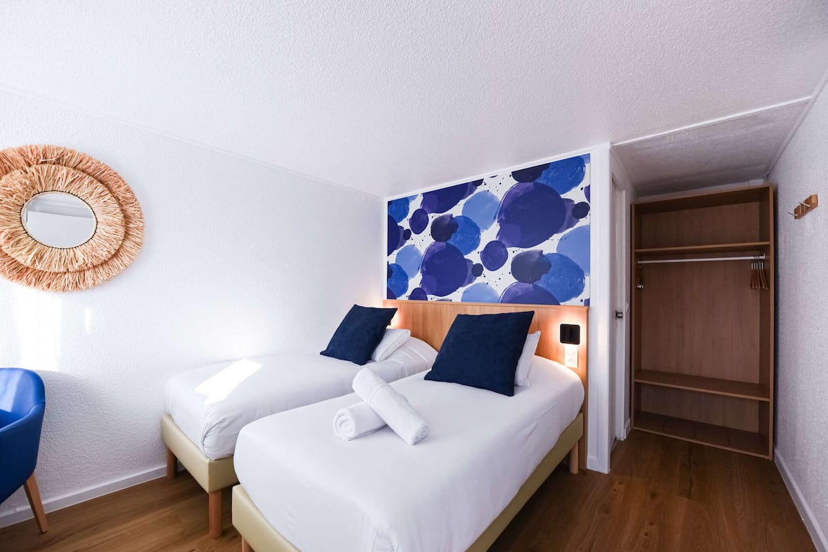 Habitación estándar, 2 camas individuales (Next Generation) | Escritorio, espacio para trabajar con laptop y cortinas blackout