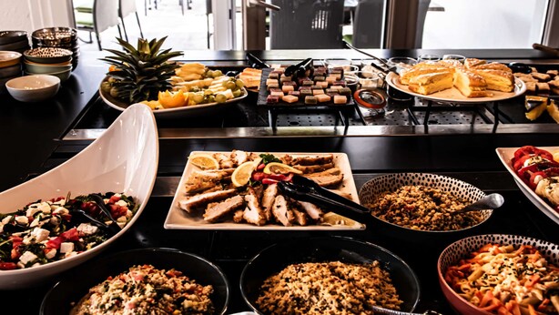 朝食、ランチ、ディナーに営業