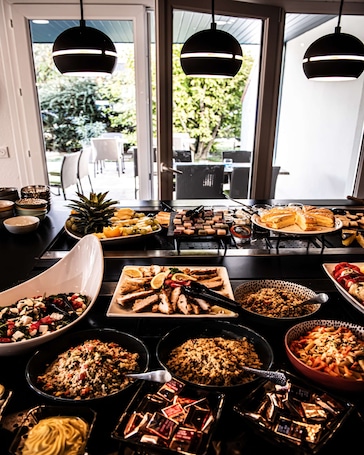 Breakfast, lunch and dinner served . Kyriad VILLENEUVE SAINT GEORGES
