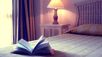 Minibar, Zimmersafe, Schreibtisch, VerdunkelungsvorhÀnge