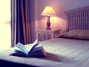 Minibar, safe på rommet, skrivebord og blendingsgardiner