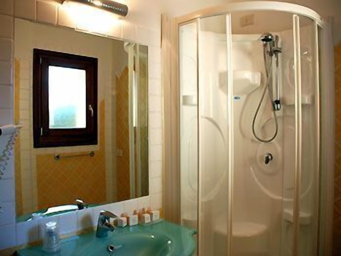 shower, free toiletries, hair dryer, bidet