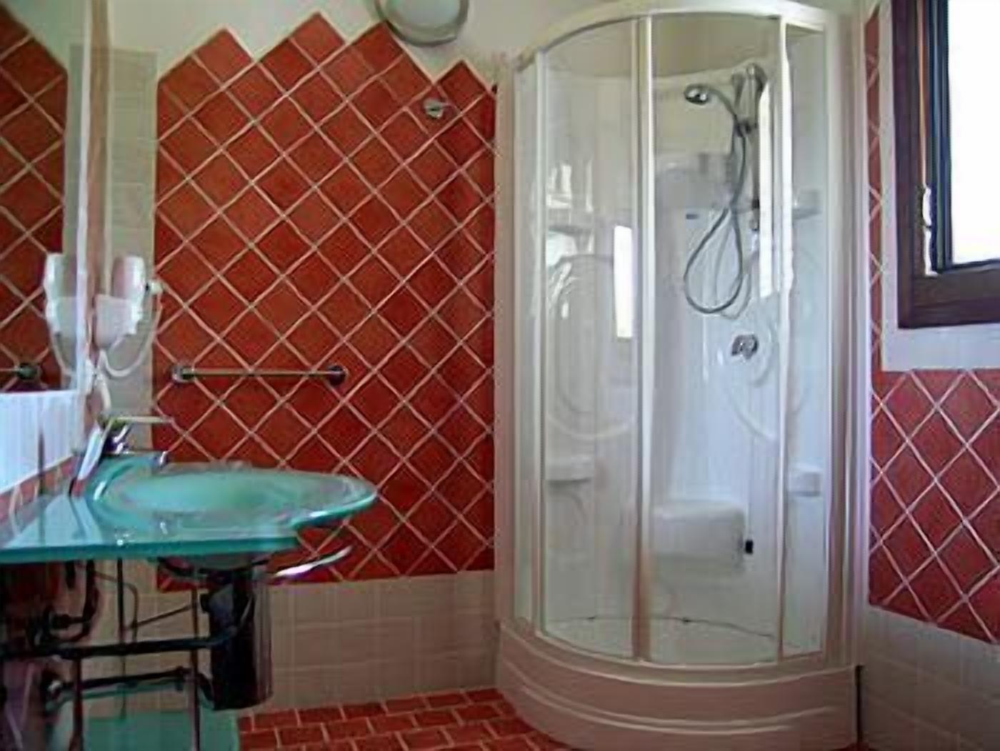 shower, free toiletries, hair dryer, bidet