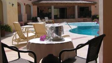 Se sirven desayunos, almuerzos, cenas y cocina mediterránea