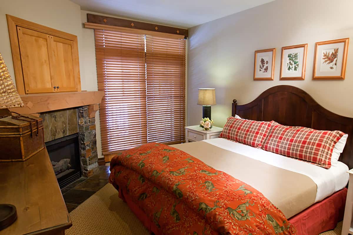 Iron/ironing board, WiFi (free), alarm clocks, bed sheets