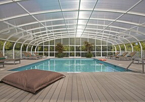 Una piscina techada, una piscina al aire libre