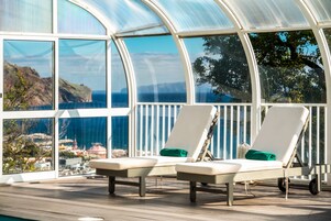 Una piscina techada, una piscina al aire libre