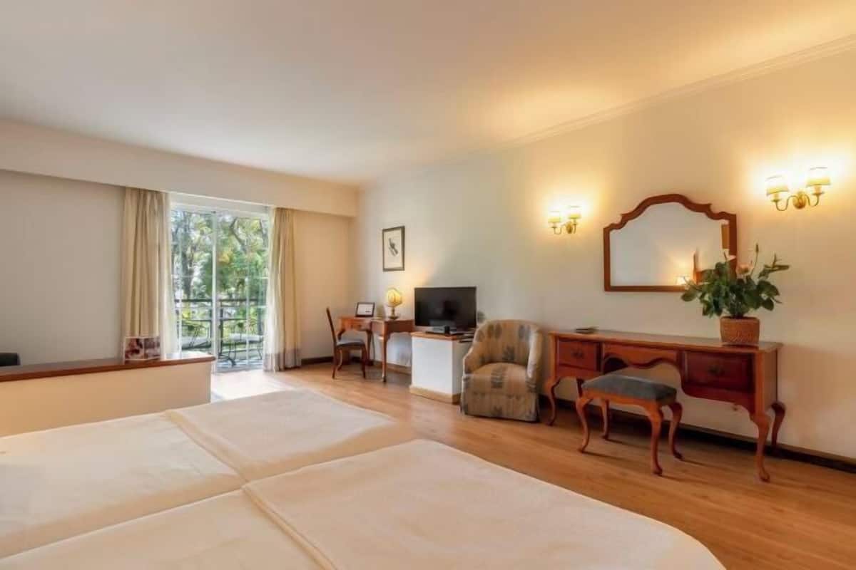 Artículos del minibar gratis y caja de seguridad en la habitación