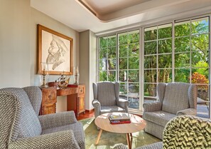 2 Bars/Lounges, Piano-Bar