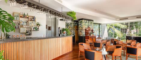 2 bares o lounges, piano bar