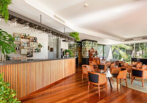 2 bars/lounges, pianobar