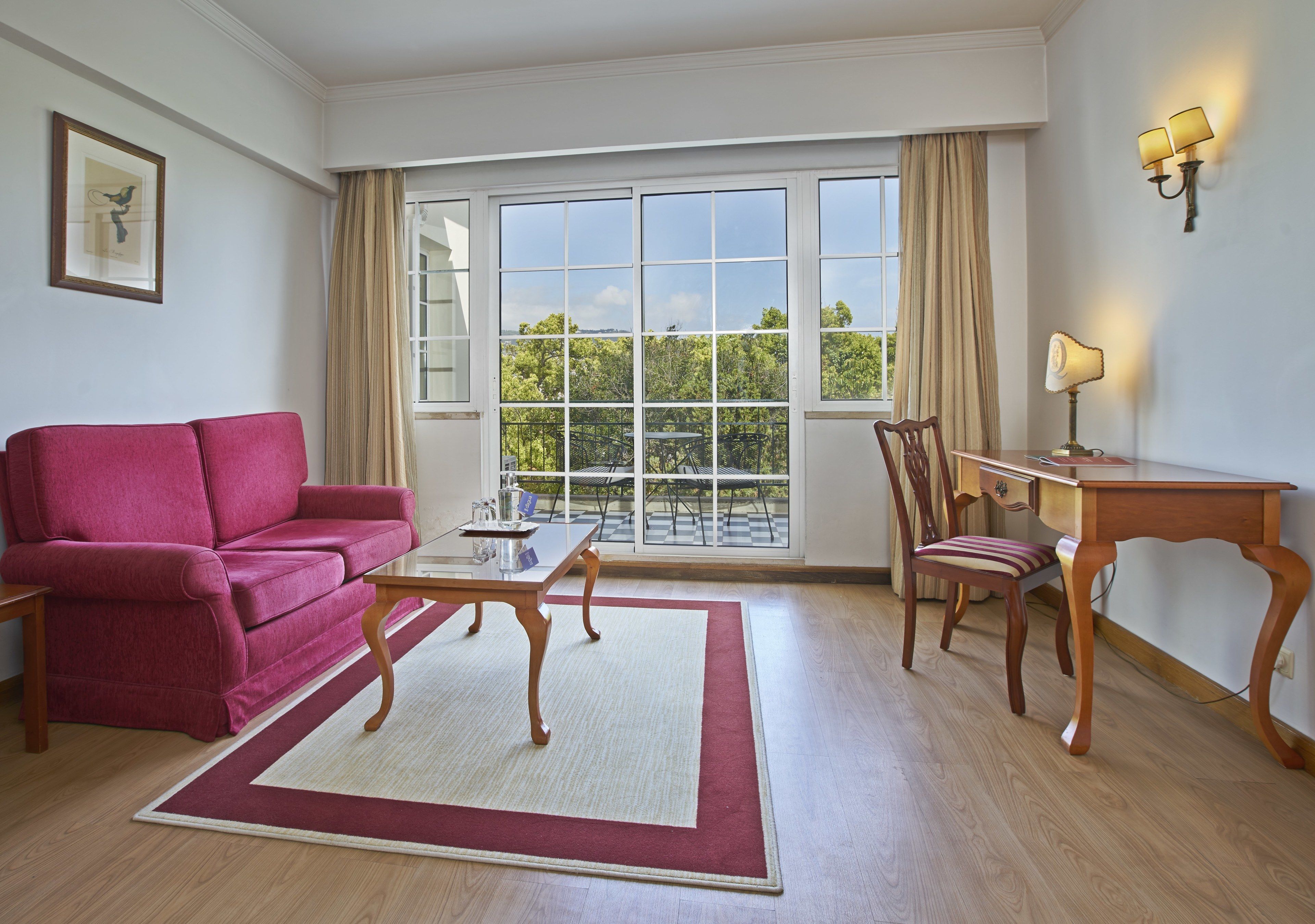 Suíte superior, sacada, vista para o jardim | Frigobar (abastecido com alguns itens grátis), cofres nos quartos