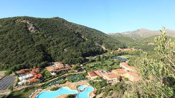 3 outdoor pools, open 9:00 AM to 7:00 PM, pool umbrellas, sun loungers