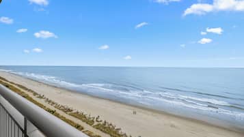 Oceanfront Deluxe One Bedroom King Condo | Blick vom Balkon