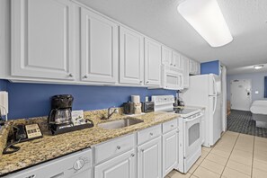 Oceanfront One Bedroom Suite | Cocina privada | Microondas y cafetera o tetera